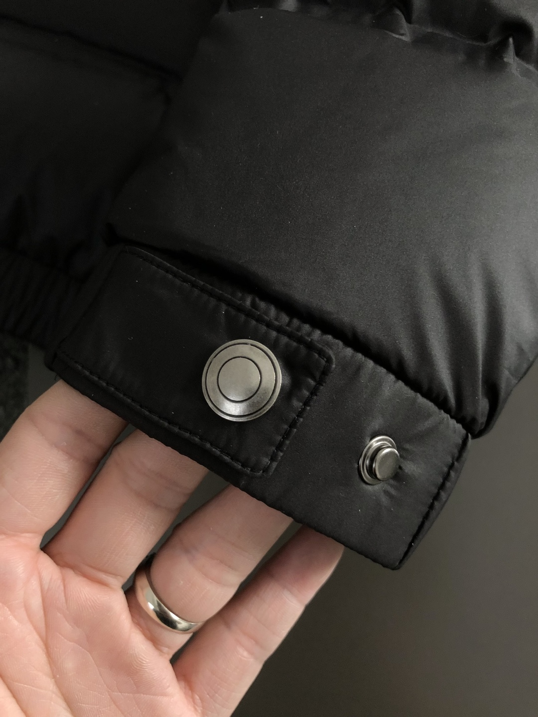 lP🆕*合身版型48-5625新款新面料黑色简约羽绒服，融合百搭多拉链设计，内里格子布融合金属附件打造9