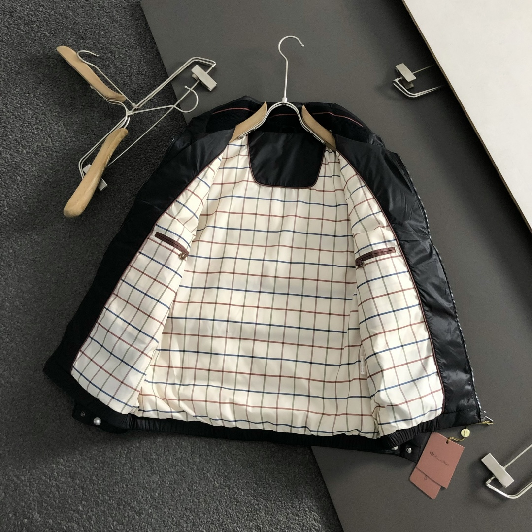 lP🆕*合身版型48-5625新款新面料黑色简约羽绒服，融合百搭多拉链设计，内里格子布融合金属附件打造9