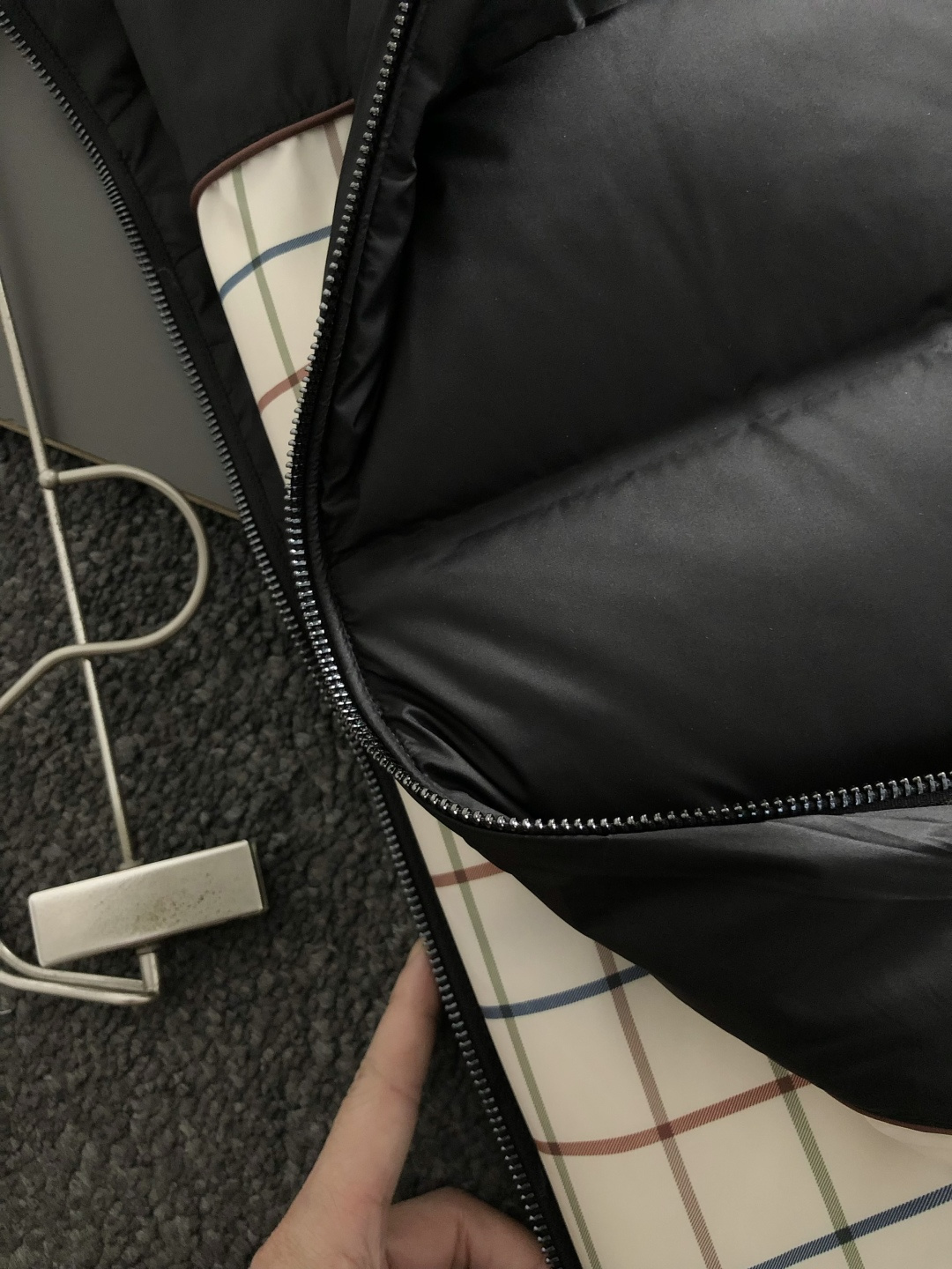 lP🆕*合身版型48-5625新款新面料黑色简约羽绒服，融合百搭多拉链设计，内里格子布融合金属附件打造9