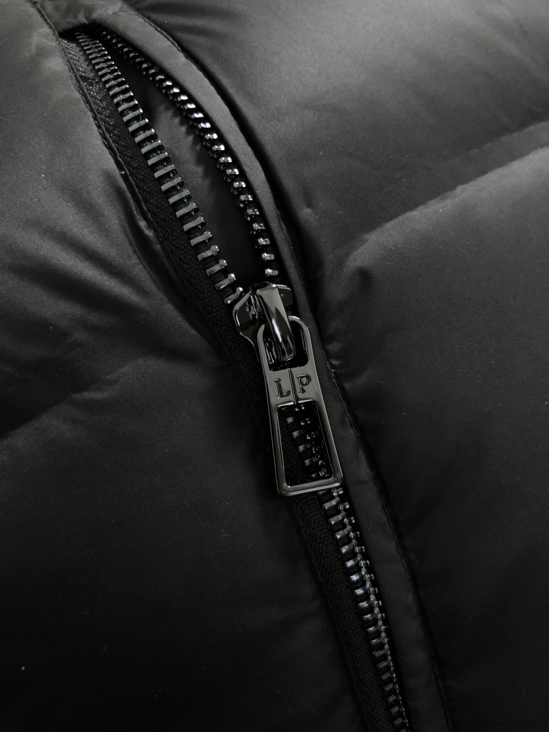 lP🆕*合身版型48-5625新款新面料黑色简约羽绒服，融合百搭多拉链设计，内里格子布融合金属附件打造9