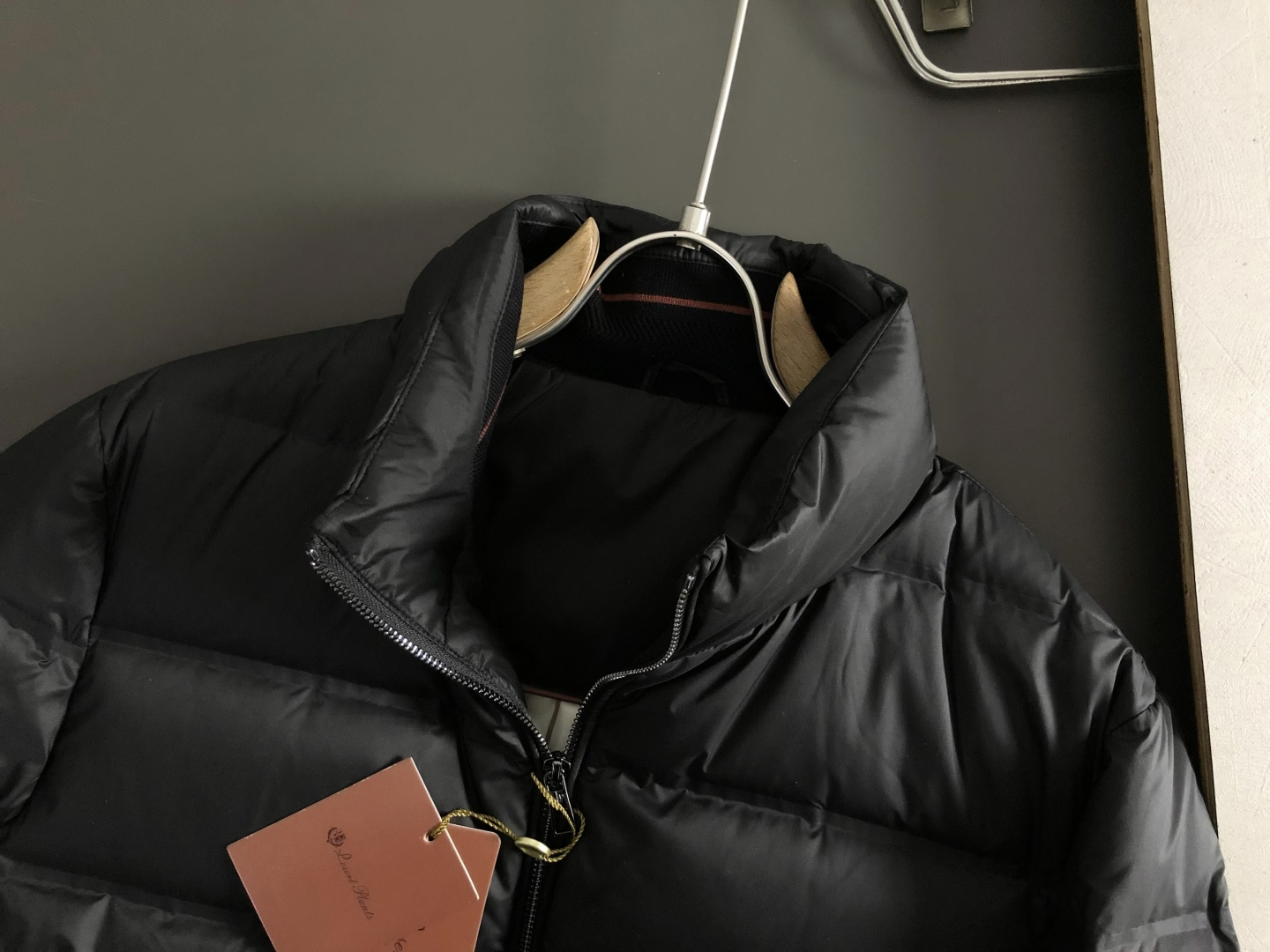 lP🆕*合身版型48-5625新款新面料黑色简约羽绒服，融合百搭多拉链设计，内里格子布融合金属附件打造9