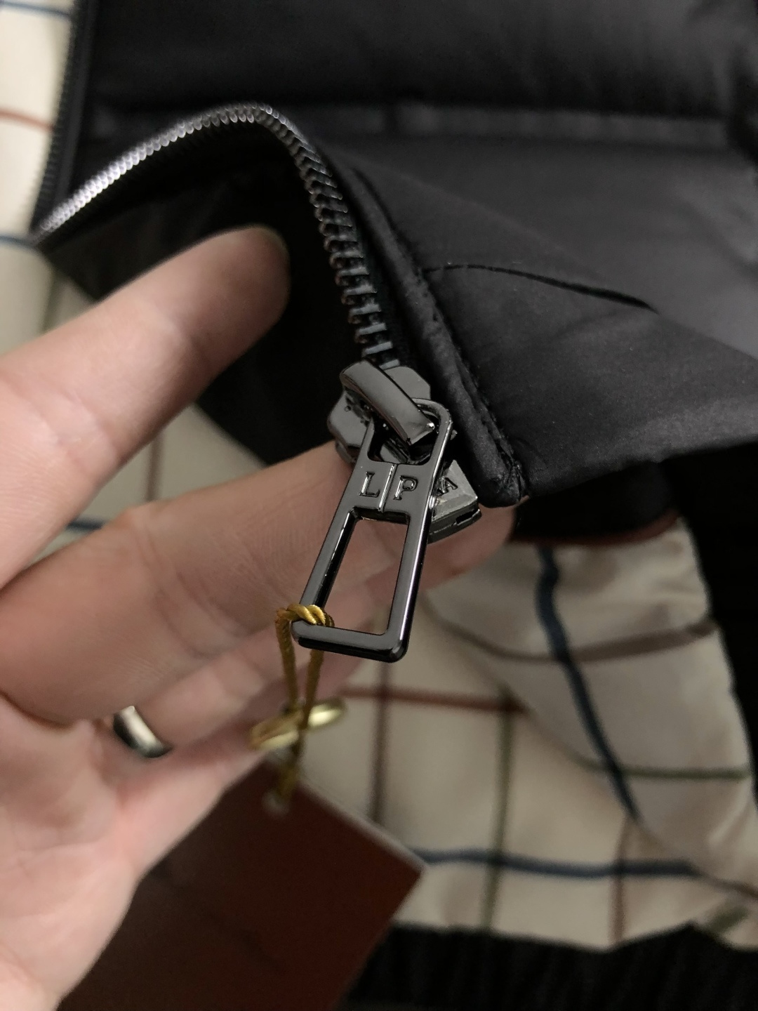 lP🆕*合身版型48-5625新款新面料黑色简约羽绒服，融合百搭多拉链设计，内里格子布融合金属附件打造9