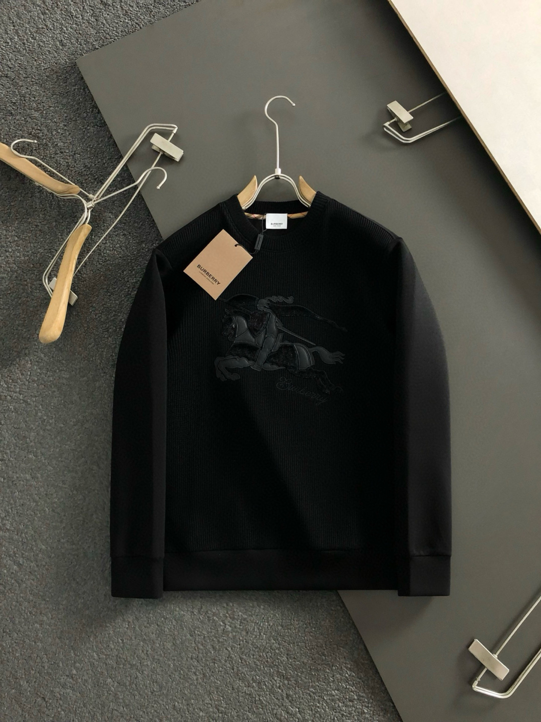 BBR*合身版型M-XXXL2025秋冬云柔系列针织面料拼接贴皮马毛融合内里拉绒时尚百搭圆领卫衣长袖，精