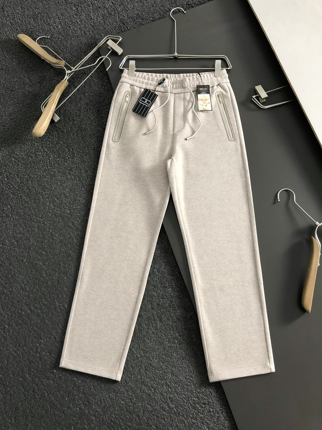 Zeg*合身版型29-362025秋冬老钱羊男休闲裤，以经典简约为主调，巧妙融入专柜五金辅料元素，打破传