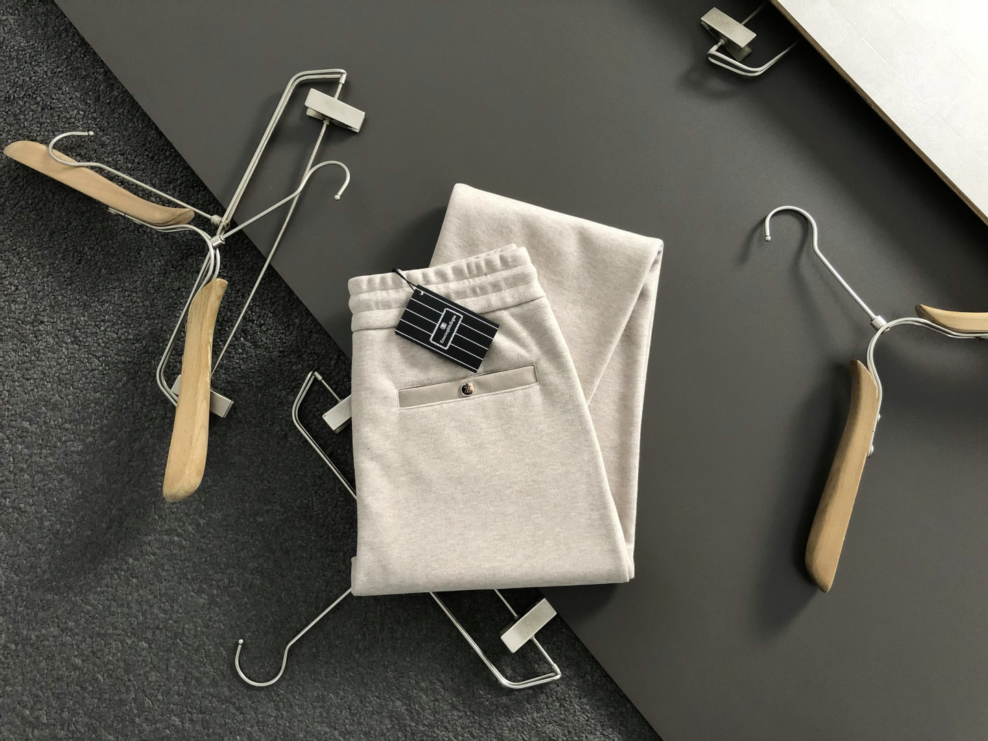 Zeg*合身版型29-362025秋冬老钱羊男休闲裤，以经典简约为主调，巧妙融入专柜五金辅料元素，打破传