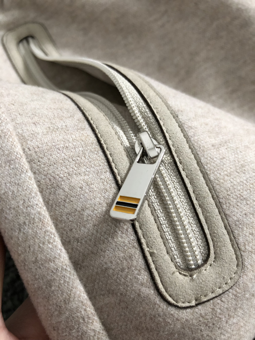 Zeg*合身版型29-362025秋冬老钱羊男休闲裤，以经典简约为主调，巧妙融入专柜五金辅料元素，打破传