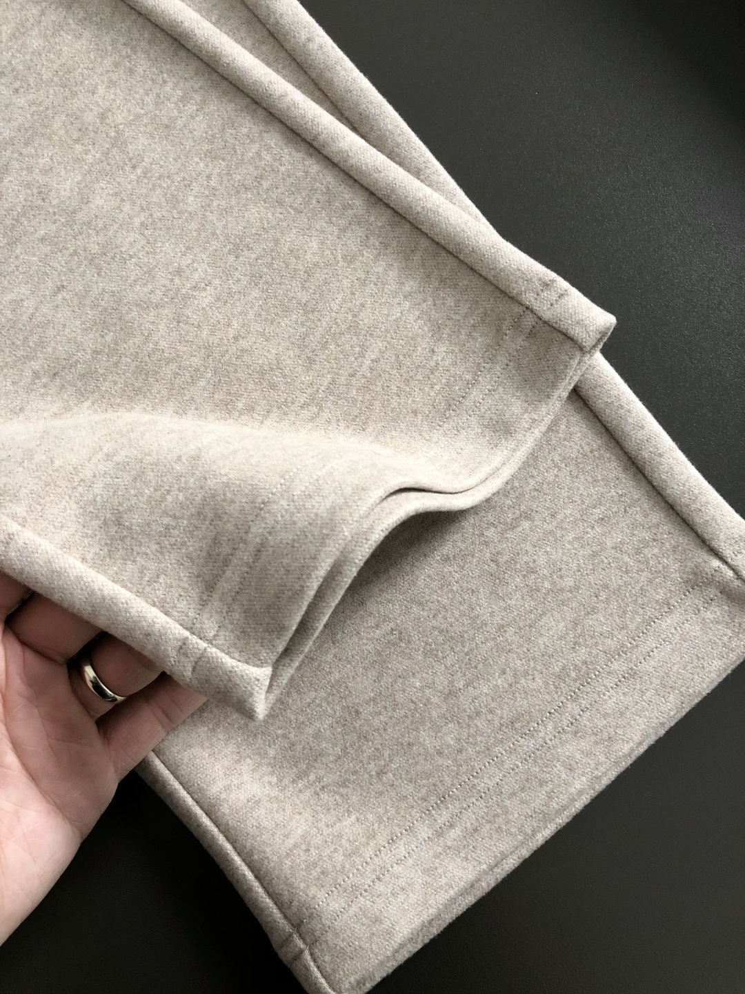 Zeg*合身版型29-362025秋冬老钱羊男休闲裤，以经典简约为主调，巧妙融入专柜五金辅料元素，打破传