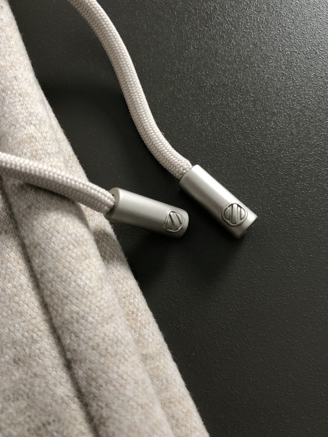 Zeg*合身版型29-362025秋冬老钱羊男休闲裤，以经典简约为主调，巧妙融入专柜五金辅料元素，打破传