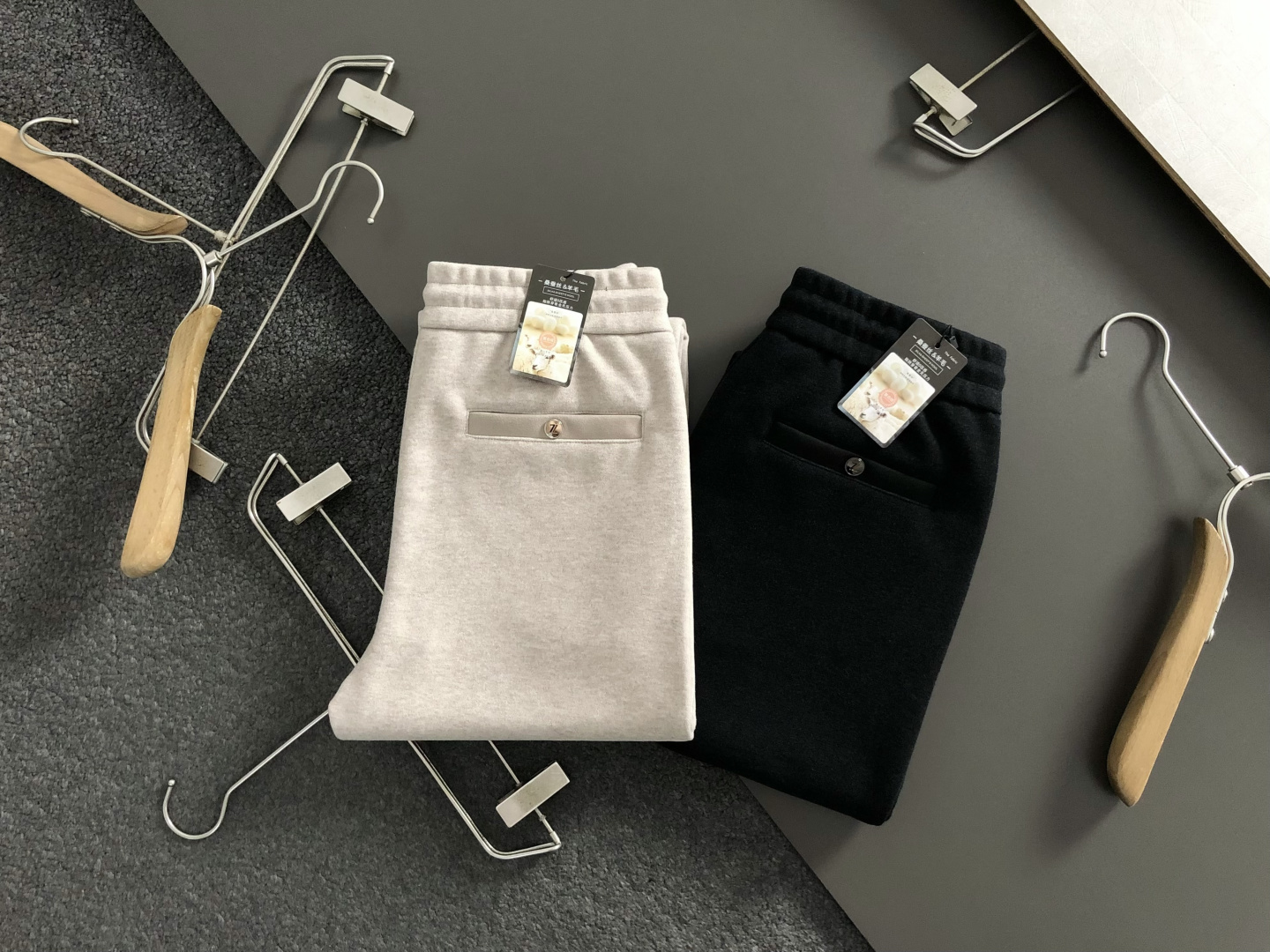 Zeg*合身版型29-362025秋冬老钱羊男休闲裤，以经典简约为主调，巧妙融入专柜五金辅料元素，打破传