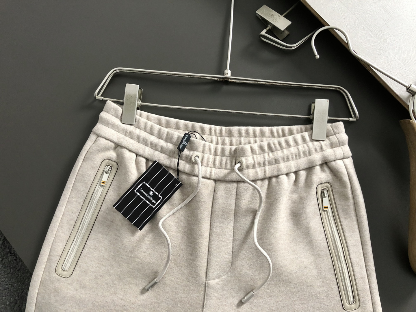 Zeg*合身版型29-362025秋冬老钱羊男休闲裤，以经典简约为主调，巧妙融入专柜五金辅料元素，打破传