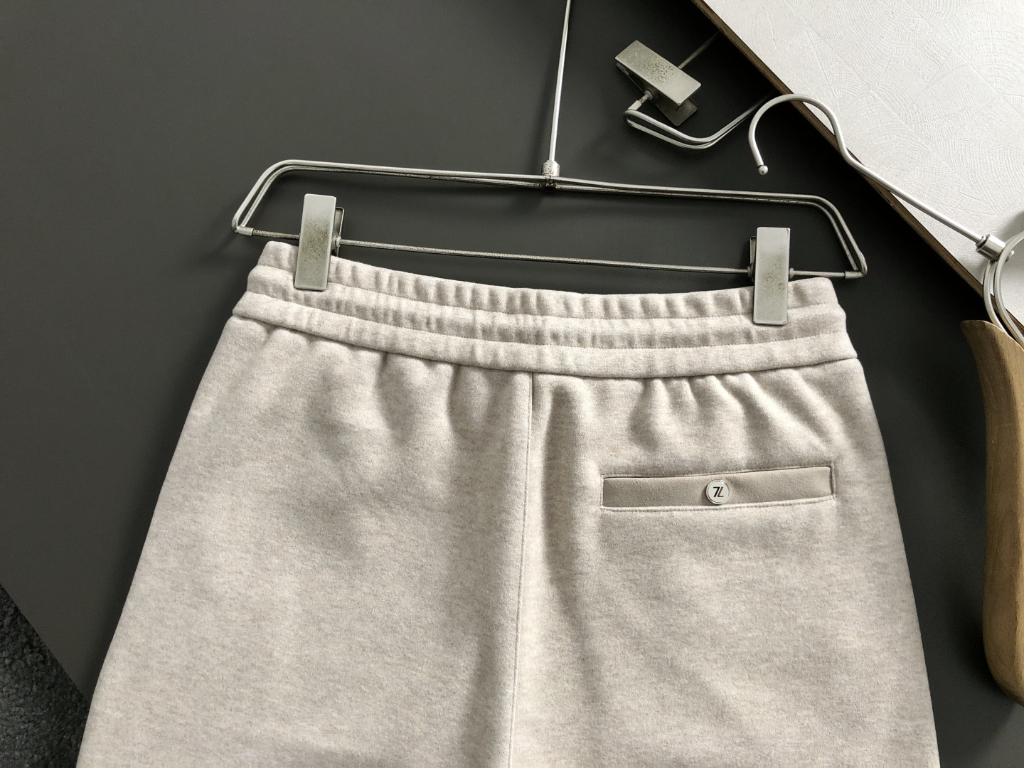 Zeg*合身版型29-362025秋冬老钱羊男休闲裤，以经典简约为主调，巧妙融入专柜五金辅料元素，打破传