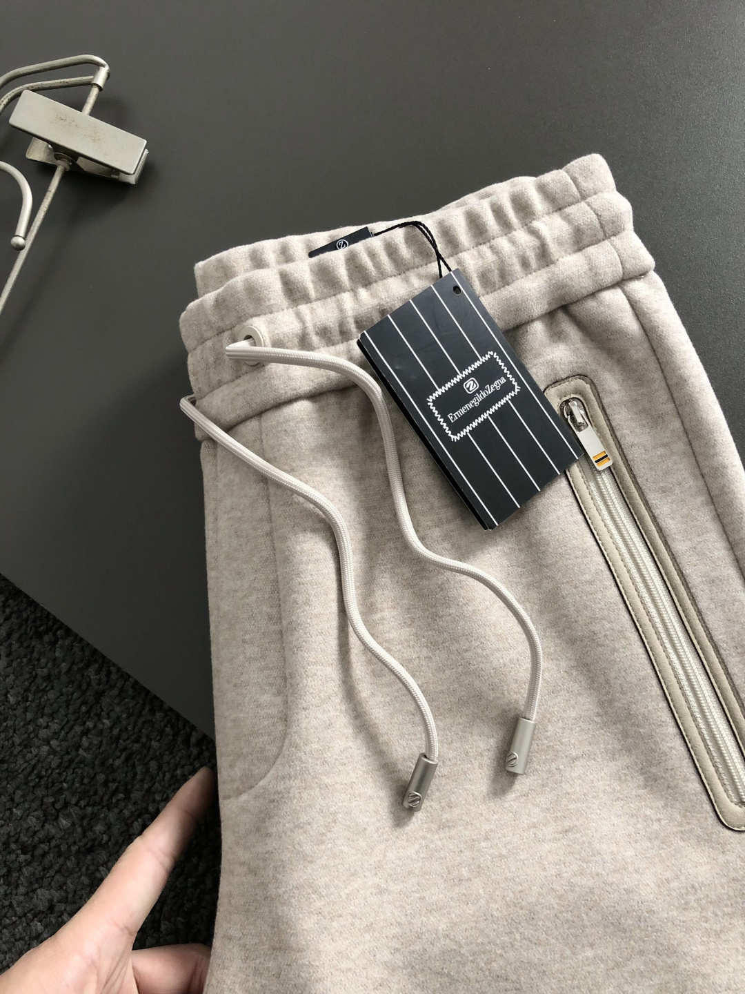 Zeg*合身版型29-362025秋冬老钱羊男休闲裤，以经典简约为主调，巧妙融入专柜五金辅料元素，打破传