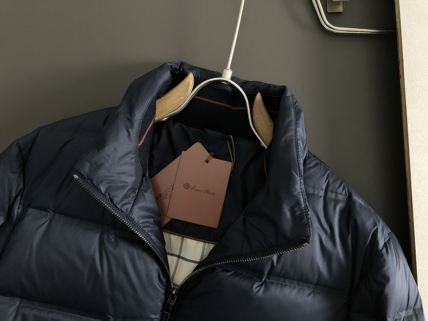 lP🆕*合身版型48-5625新款新面料黑色简约羽绒服，融合百搭多拉链设计，内里格子布融合金属附件打造9