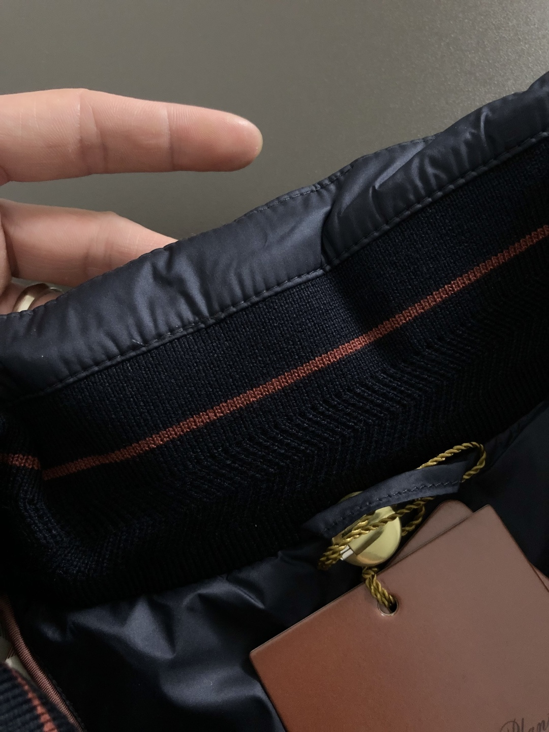 lP🆕*合身版型48-5625新款新面料黑色简约羽绒服，融合百搭多拉链设计，内里格子布融合金属附件打造9