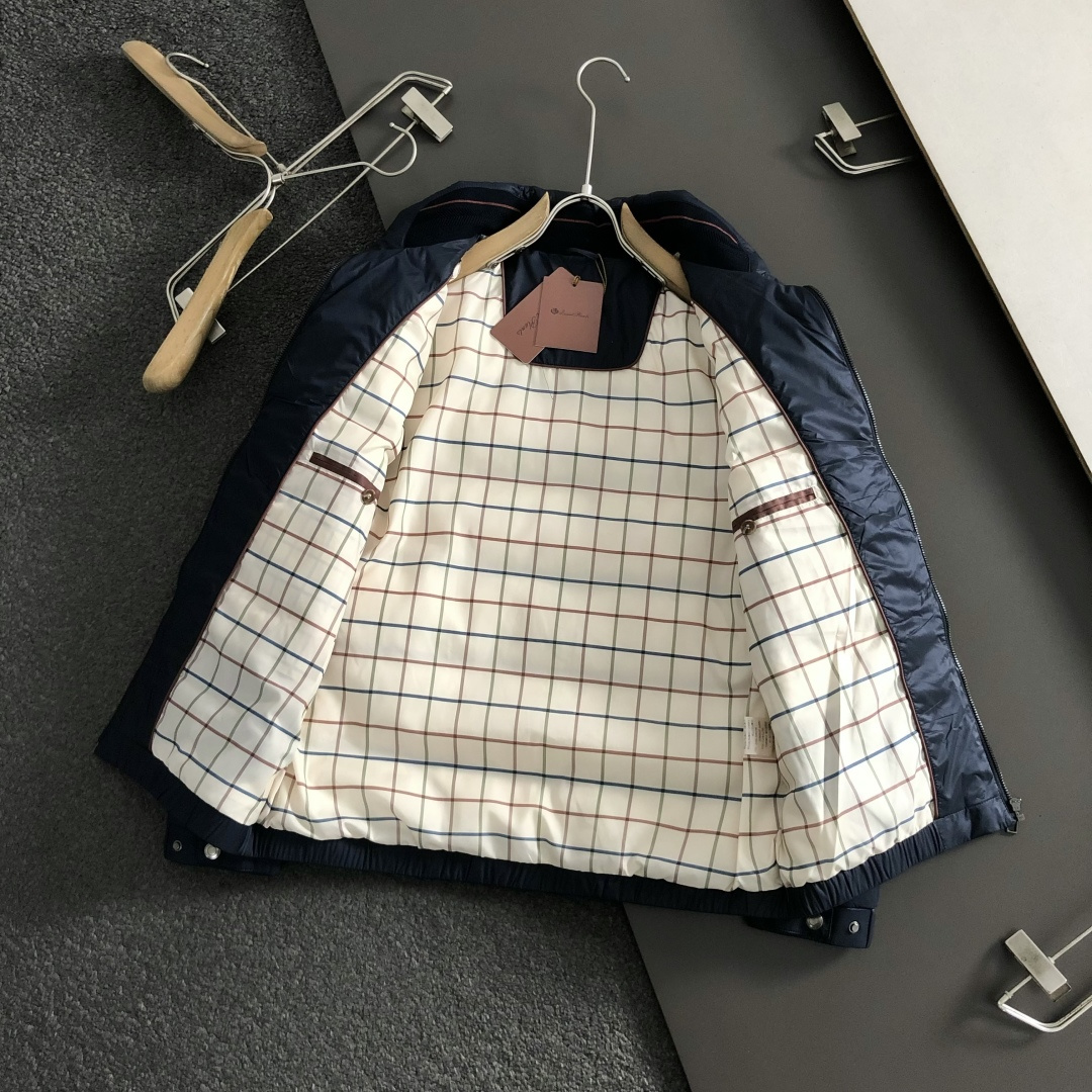 lP🆕*合身版型48-5625新款新面料黑色简约羽绒服，融合百搭多拉链设计，内里格子布融合金属附件打造9