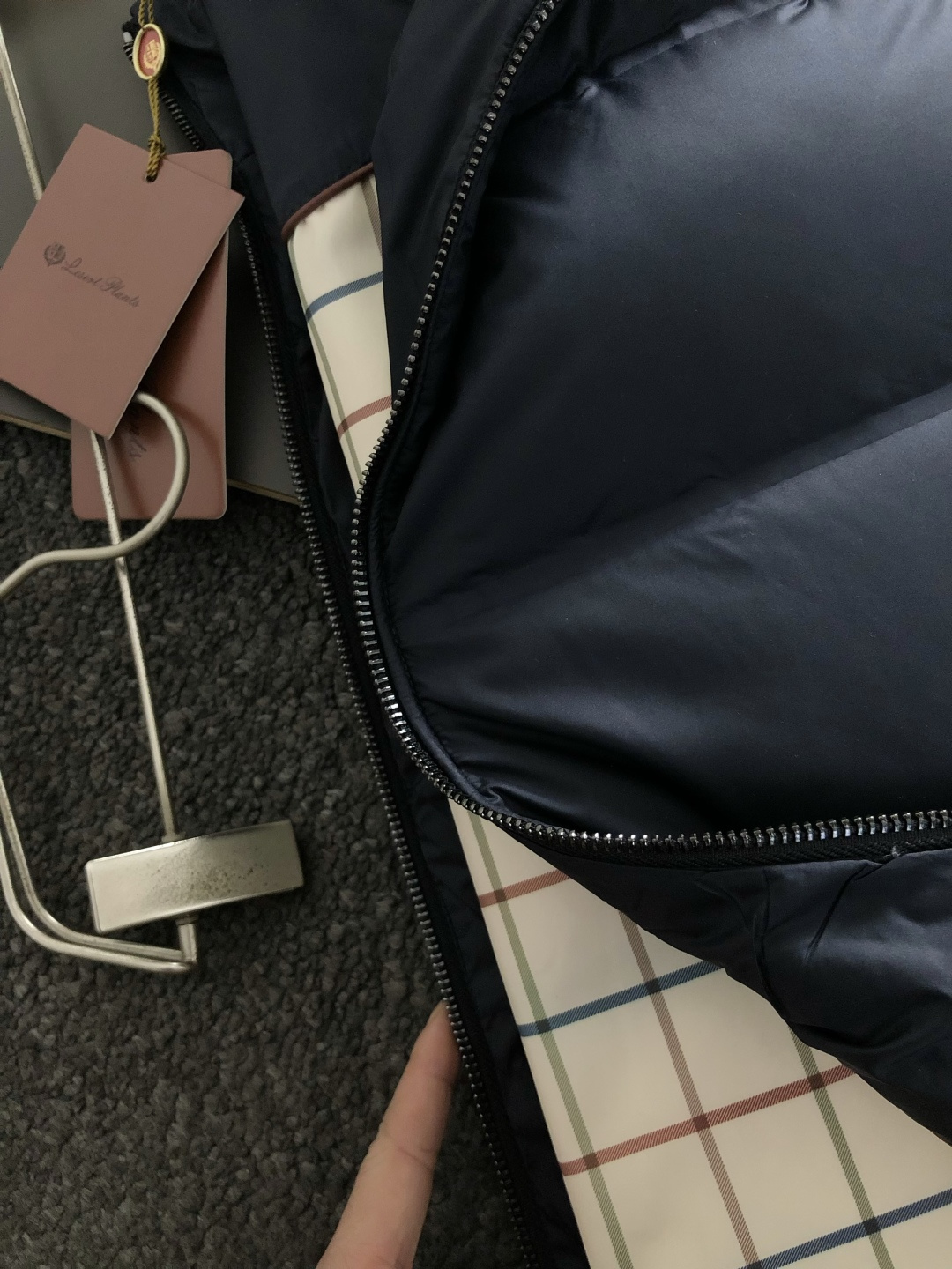 lP🆕*合身版型48-5625新款新面料黑色简约羽绒服，融合百搭多拉链设计，内里格子布融合金属附件打造9