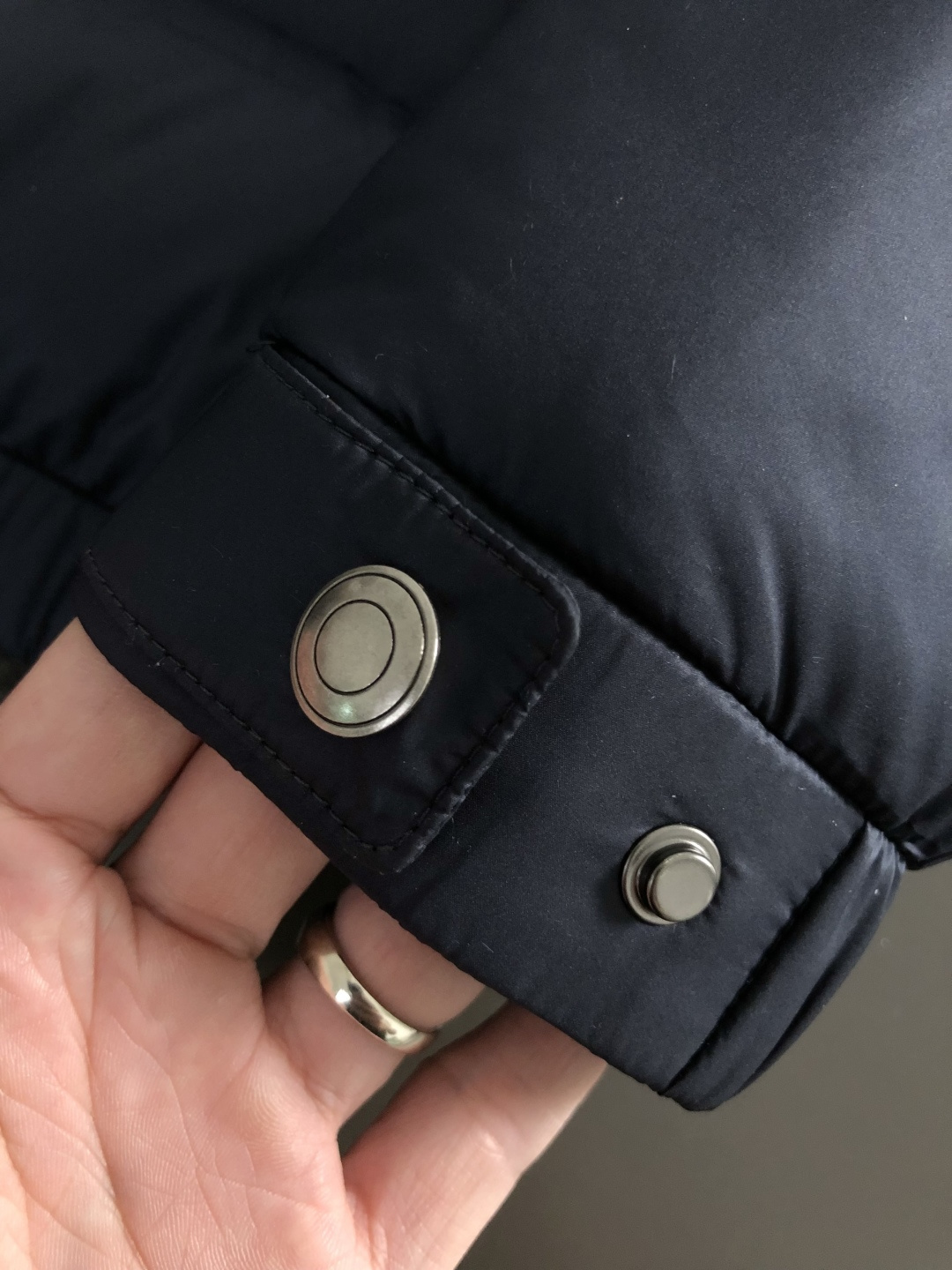 lP🆕*合身版型48-5625新款新面料黑色简约羽绒服，融合百搭多拉链设计，内里格子布融合金属附件打造9