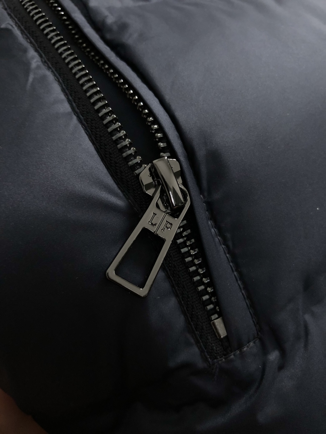 lP🆕*合身版型48-5625新款新面料黑色简约羽绒服，融合百搭多拉链设计，内里格子布融合金属附件打造9