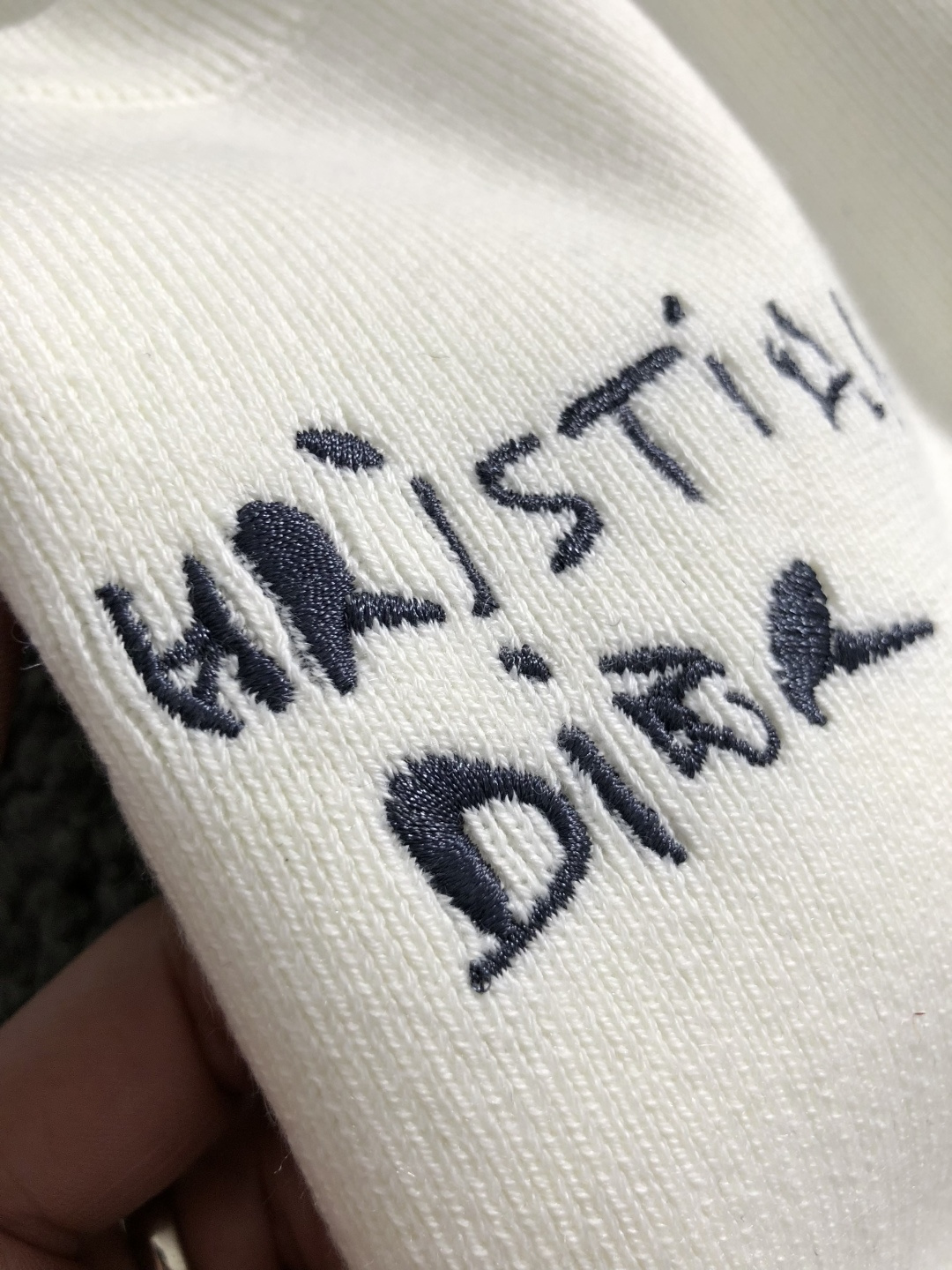 Dir*合身版型M-XXXl2025秋冬潮牌羊毛衫，以黑灰撞色拼接搭配点缀为主调，巧妙字母刺绣元素，彰显