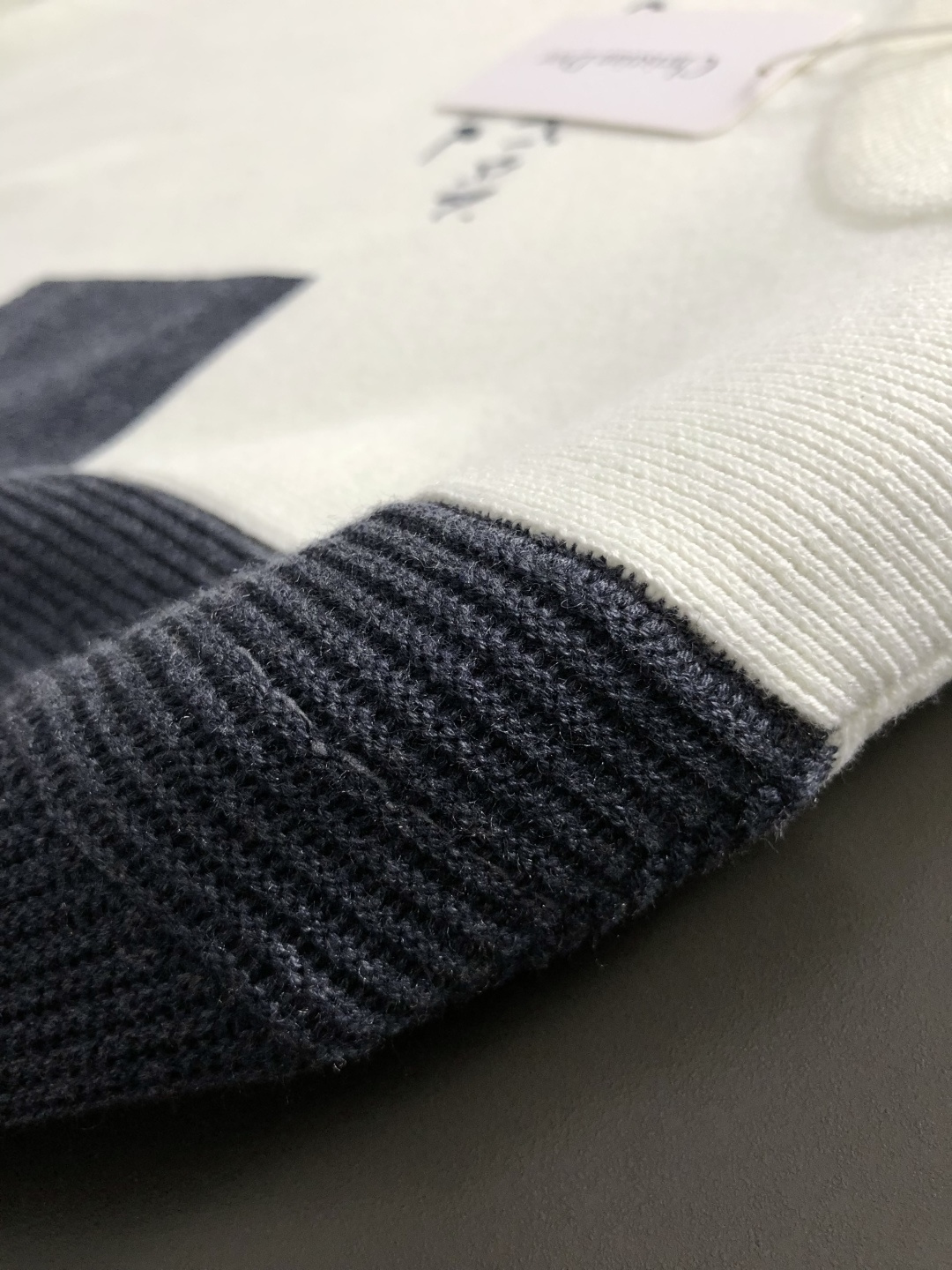 Dir*合身版型M-XXXl2025秋冬潮牌羊毛衫，以黑灰撞色拼接搭配点缀为主调，巧妙字母刺绣元素，彰显