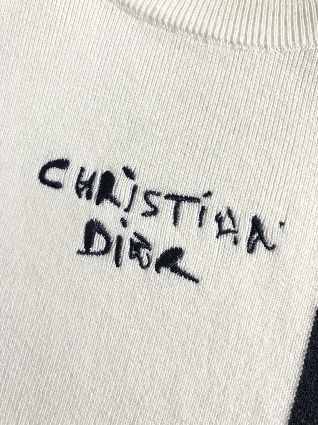 Dir*合身版型M-XXXl2025秋冬潮牌羊毛衫，以黑灰撞色拼接搭配点缀为主调，巧妙字母刺绣元素，彰显