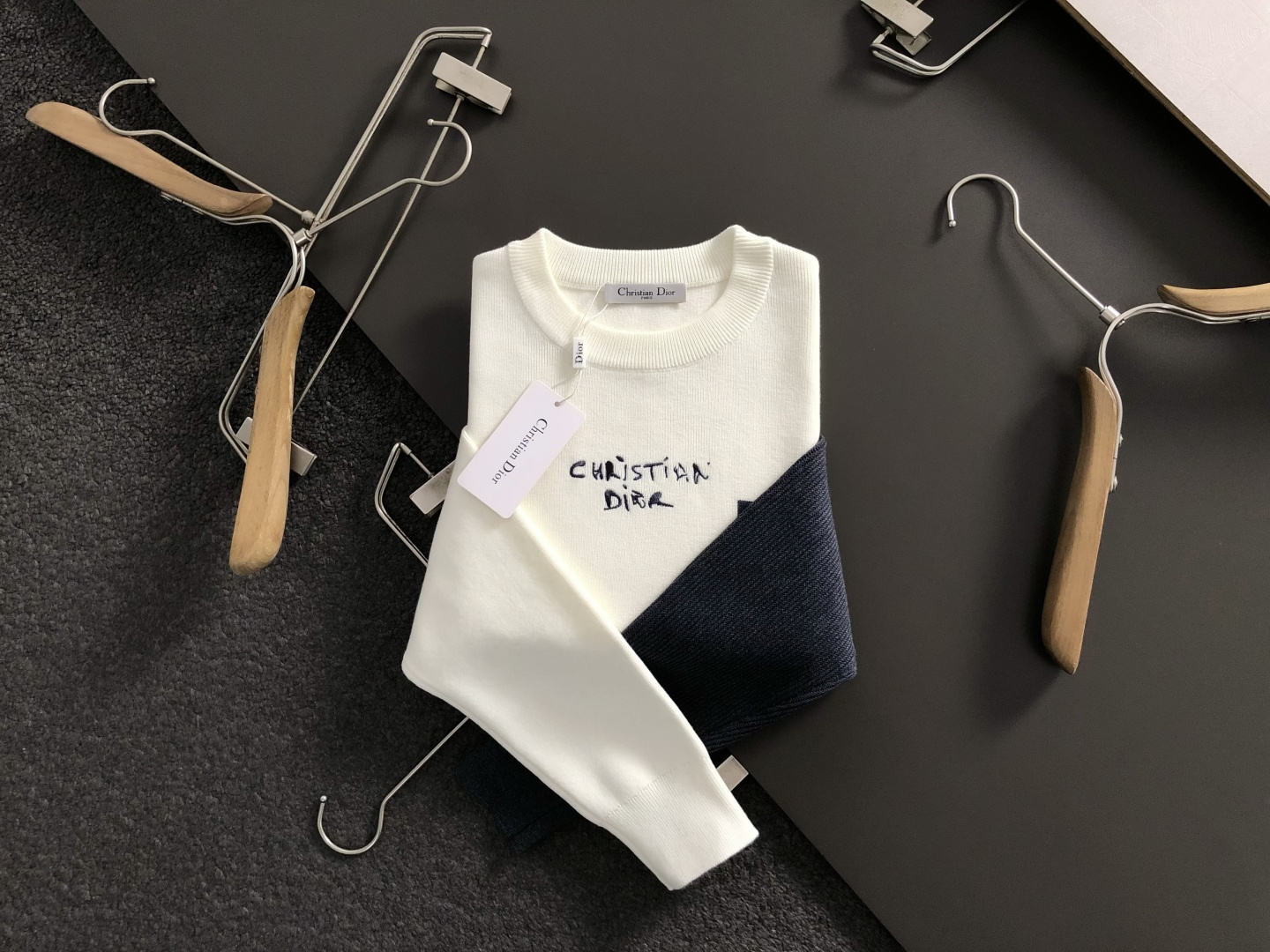 Dir*合身版型M-XXXl2025秋冬潮牌羊毛衫，以黑灰撞色拼接搭配点缀为主调，巧妙字母刺绣元素，彰显