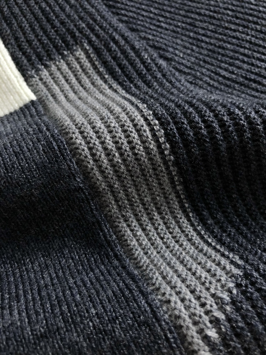 Dir*合身版型M-XXXl2025秋冬潮牌羊毛衫，以黑灰撞色拼接搭配点缀为主调，巧妙字母刺绣元素，彰显