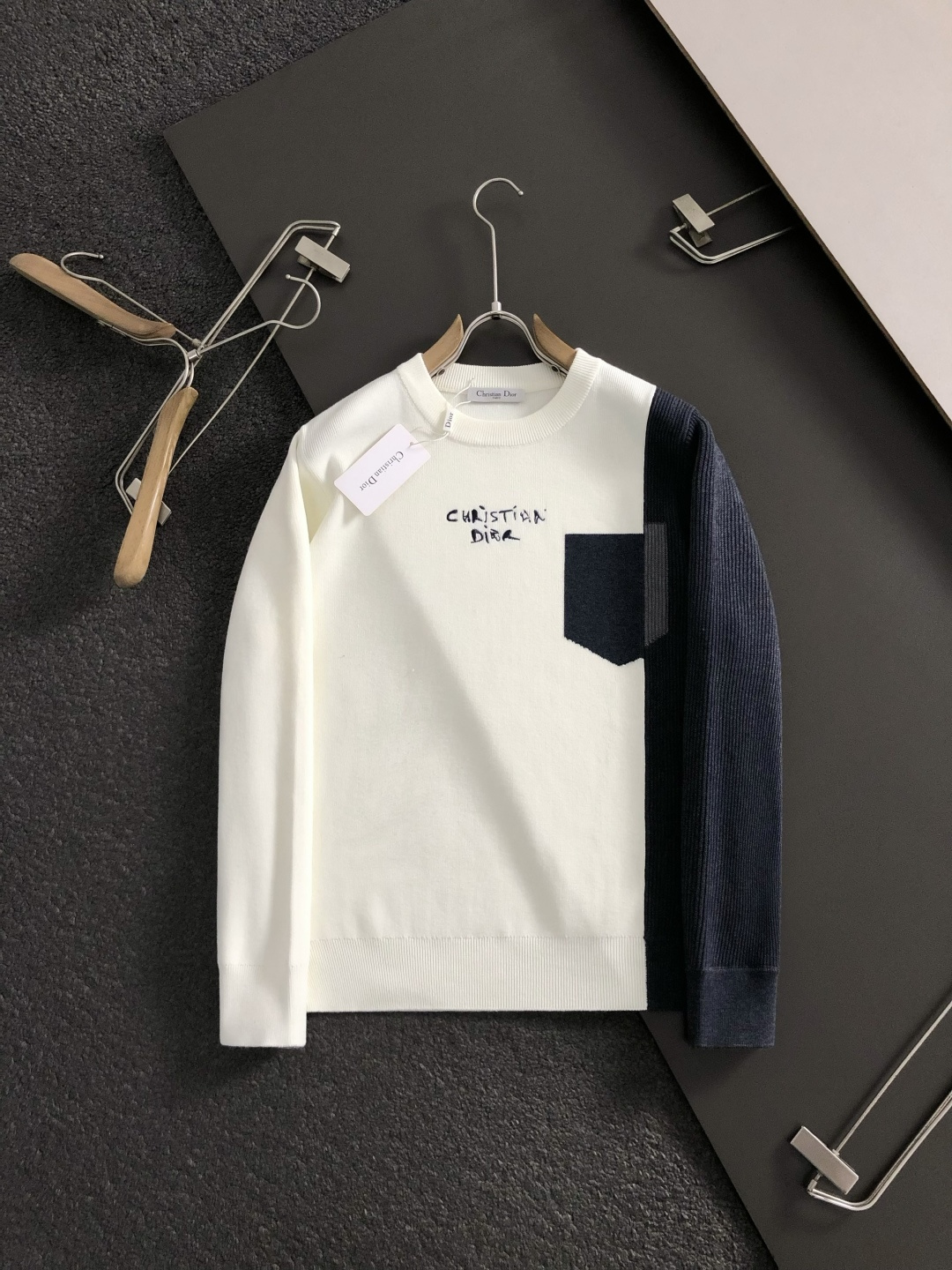 Dir*合身版型M-XXXl2025秋冬潮牌羊毛衫，以黑灰撞色拼接搭配点缀为主调，巧妙字母刺绣元素，彰显