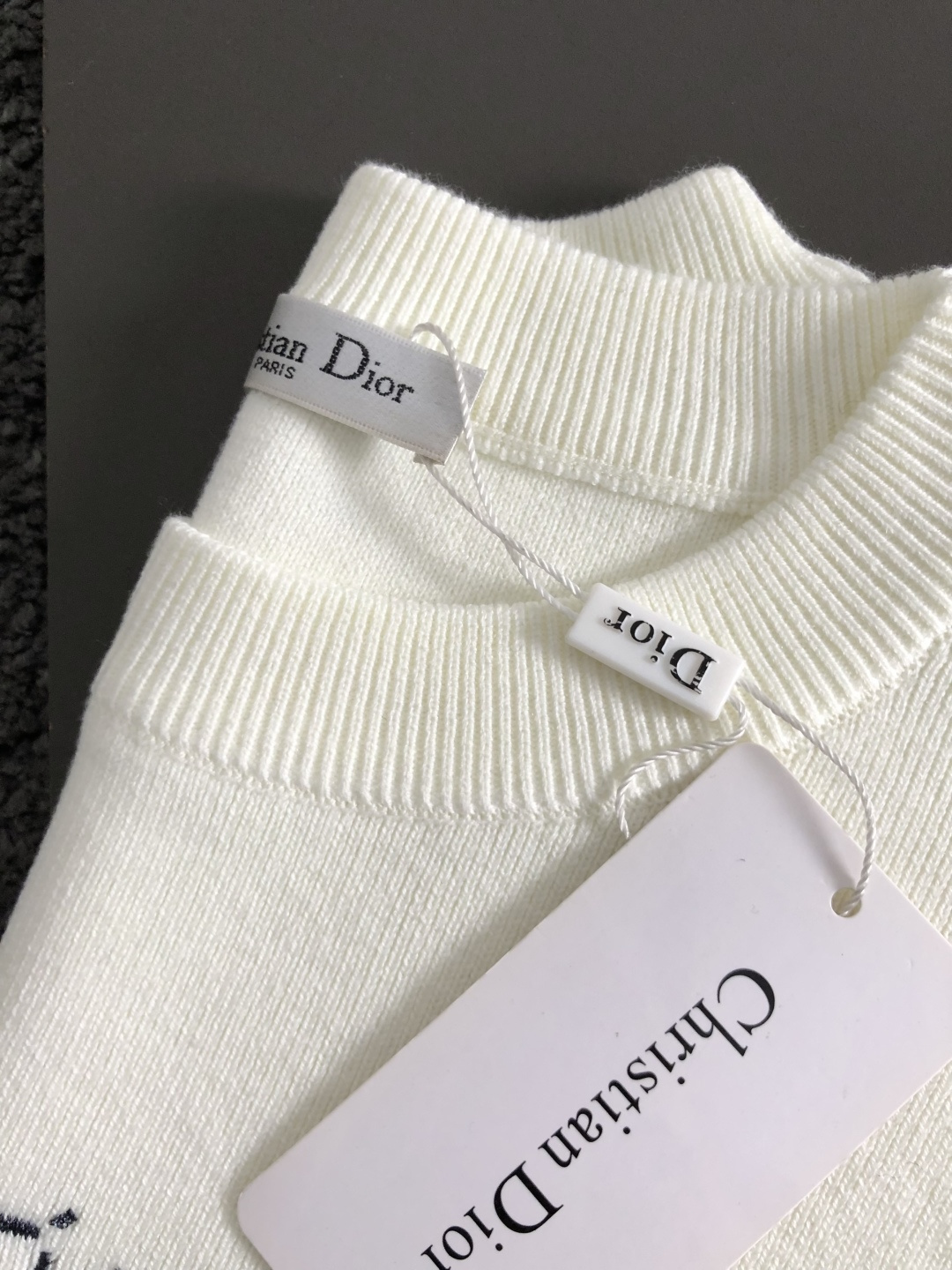 Dir*合身版型M-XXXl2025秋冬潮牌羊毛衫，以黑灰撞色拼接搭配点缀为主调，巧妙字母刺绣元素，彰显