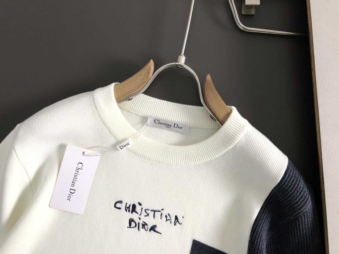 Dir*合身版型M-XXXl2025秋冬潮牌羊毛衫，以黑灰撞色拼接搭配点缀为主调，巧妙字母刺绣元素，彰显