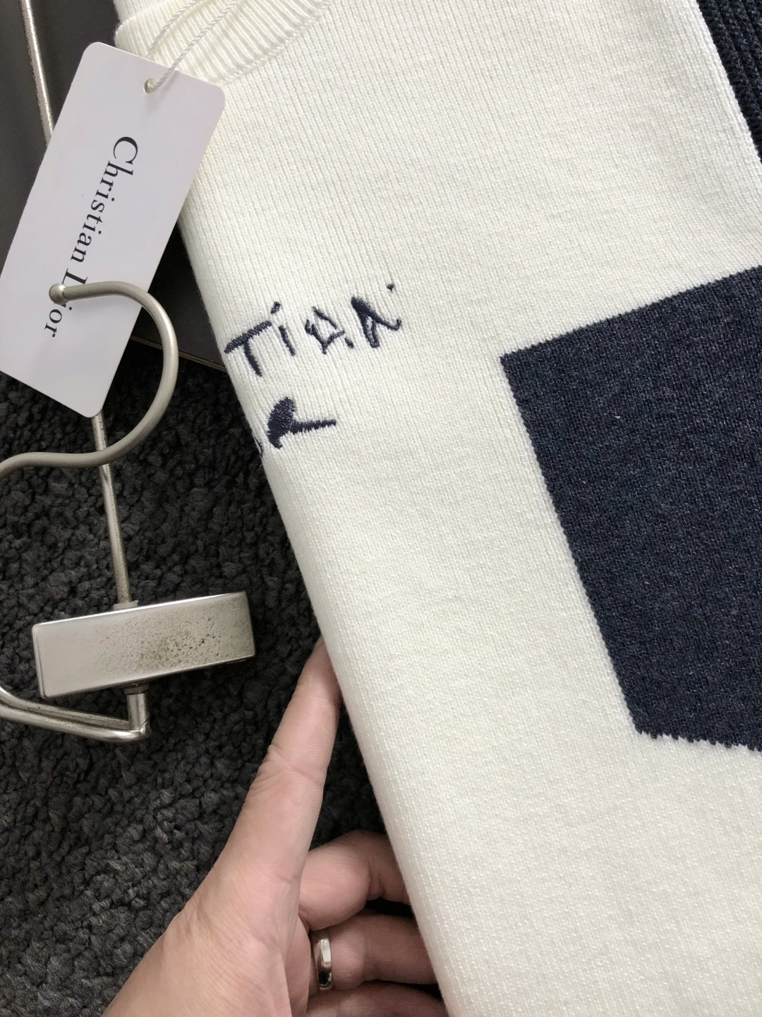 Dir*合身版型M-XXXl2025秋冬潮牌羊毛衫，以黑灰撞色拼接搭配点缀为主调，巧妙字母刺绣元素，彰显