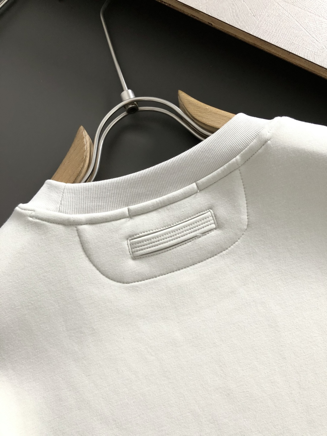 Zeg*合身版型M-xxxl2025秋冬圆领打底衫，以咖色贴布绣点缀为主调，融入双杠元素，打破传统卫衣的