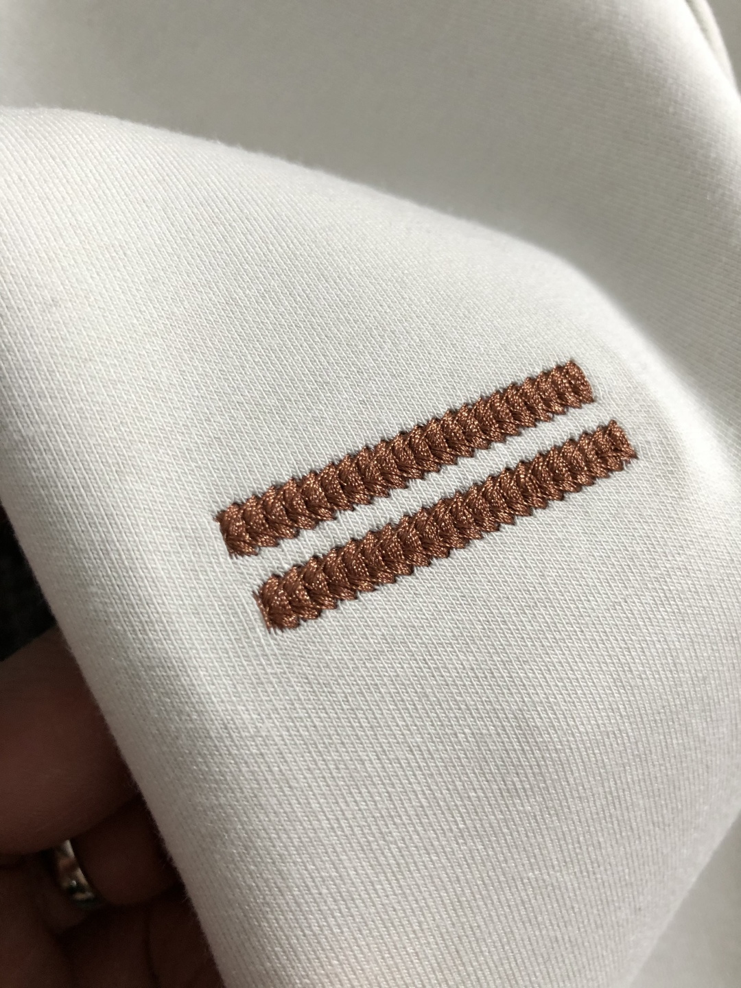 Zeg*合身版型M-xxxl2025秋冬圆领打底衫，以咖色贴布绣点缀为主调，融入双杠元素，打破传统卫衣的