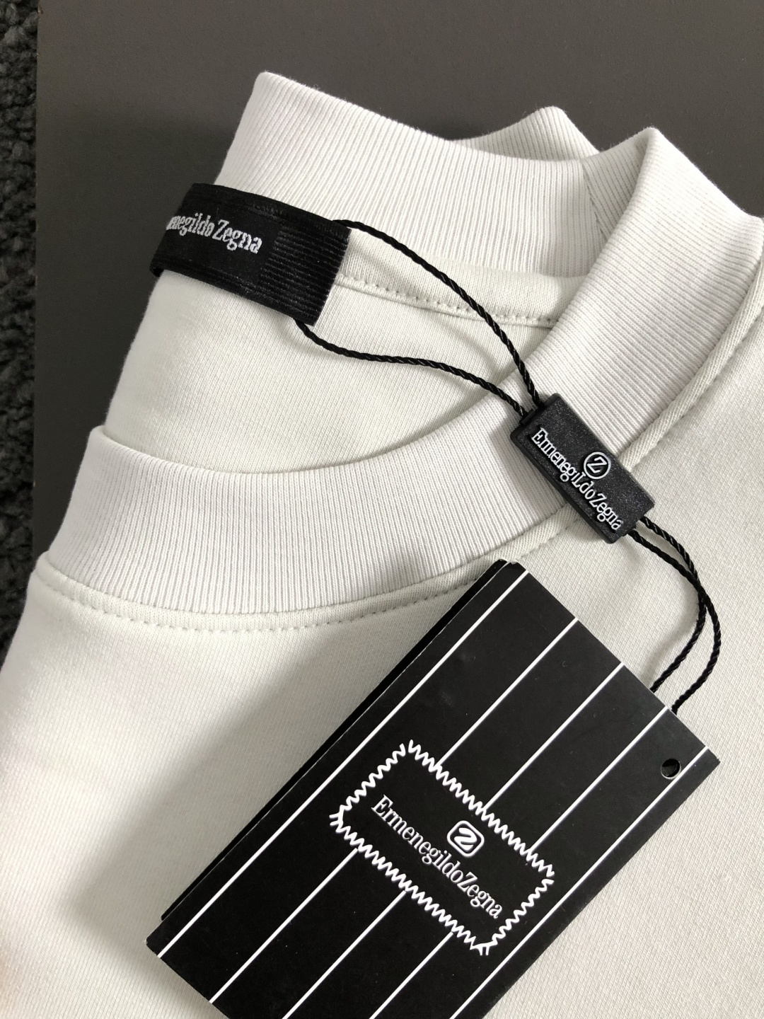 Zeg*合身版型M-xxxl2025秋冬圆领打底衫，以咖色贴布绣点缀为主调，融入双杠元素，打破传统卫衣的