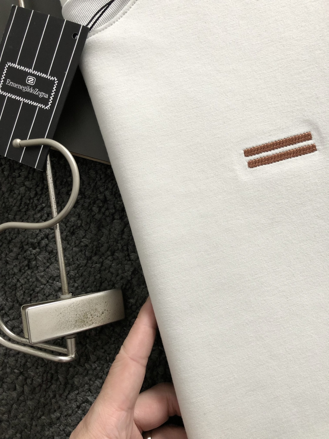 Zeg*合身版型M-xxxl2025秋冬圆领打底衫，以咖色贴布绣点缀为主调，融入双杠元素，打破传统卫衣的