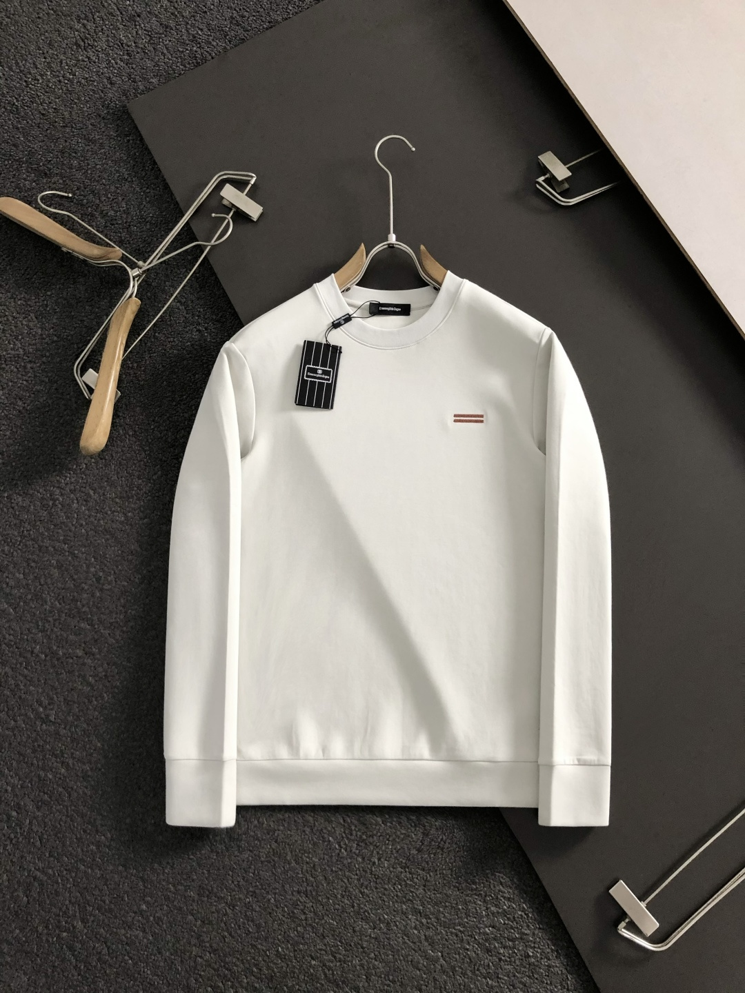 Zeg*合身版型M-xxxl2025秋冬圆领打底衫，以咖色贴布绣点缀为主调，融入双杠元素，打破传统卫衣的