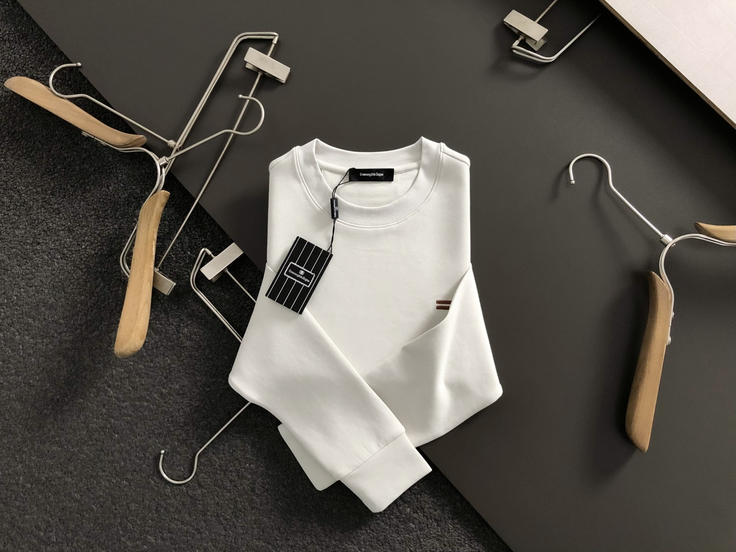 Zeg*合身版型M-xxxl2025秋冬圆领打底衫，以咖色贴布绣点缀为主调，融入双杠元素，打破传统卫衣的