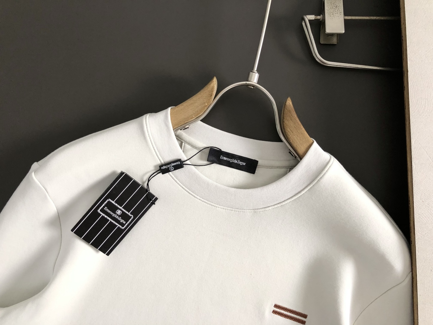 Zeg*合身版型M-xxxl2025秋冬圆领打底衫，以咖色贴布绣点缀为主调，融入双杠元素，打破传统卫衣的