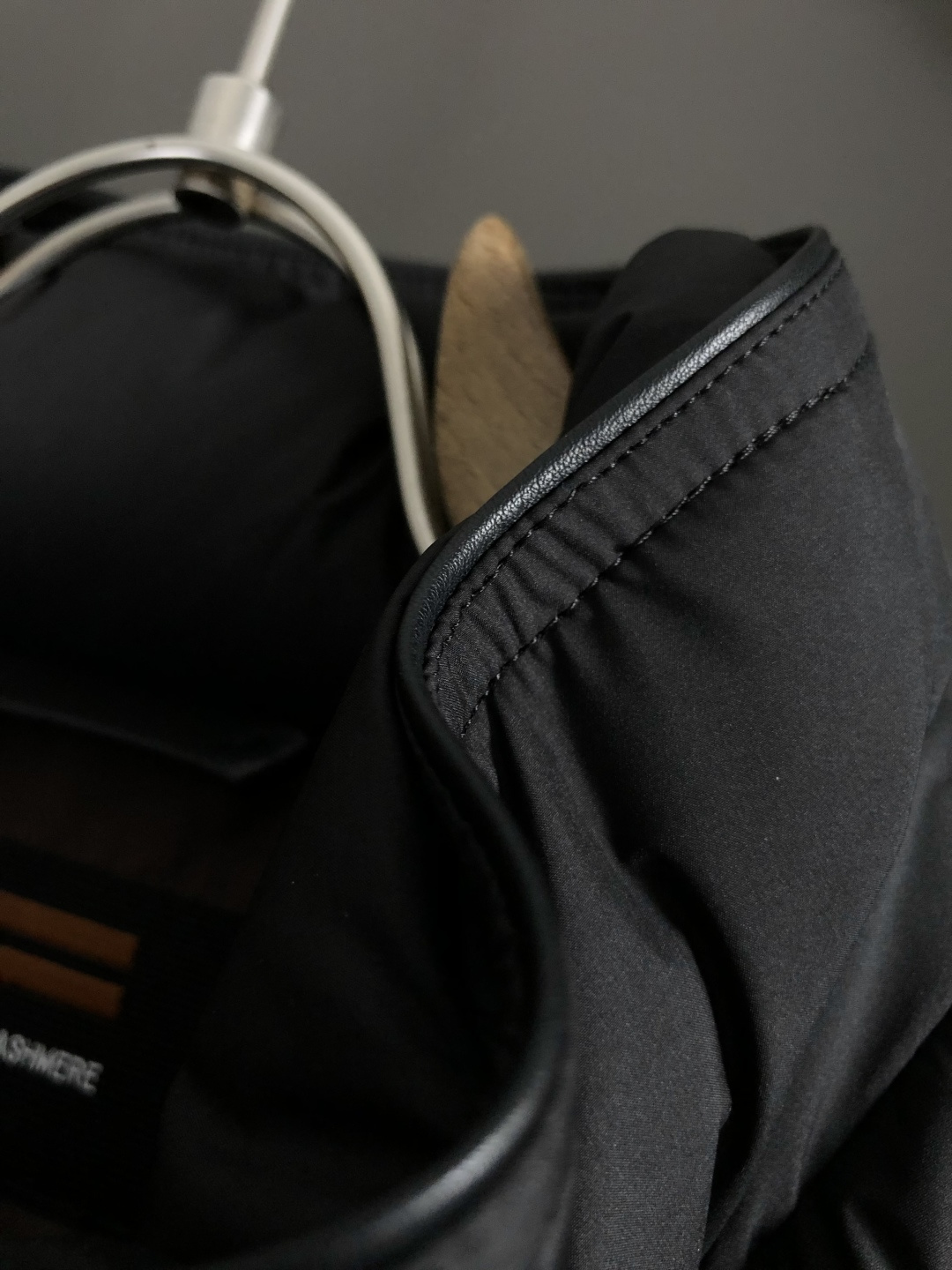 Zeg*合身版型48-5625新款新面料黑色格子简约羽绒服，融合百搭多拉链设计，内里格子布融合金属附件打