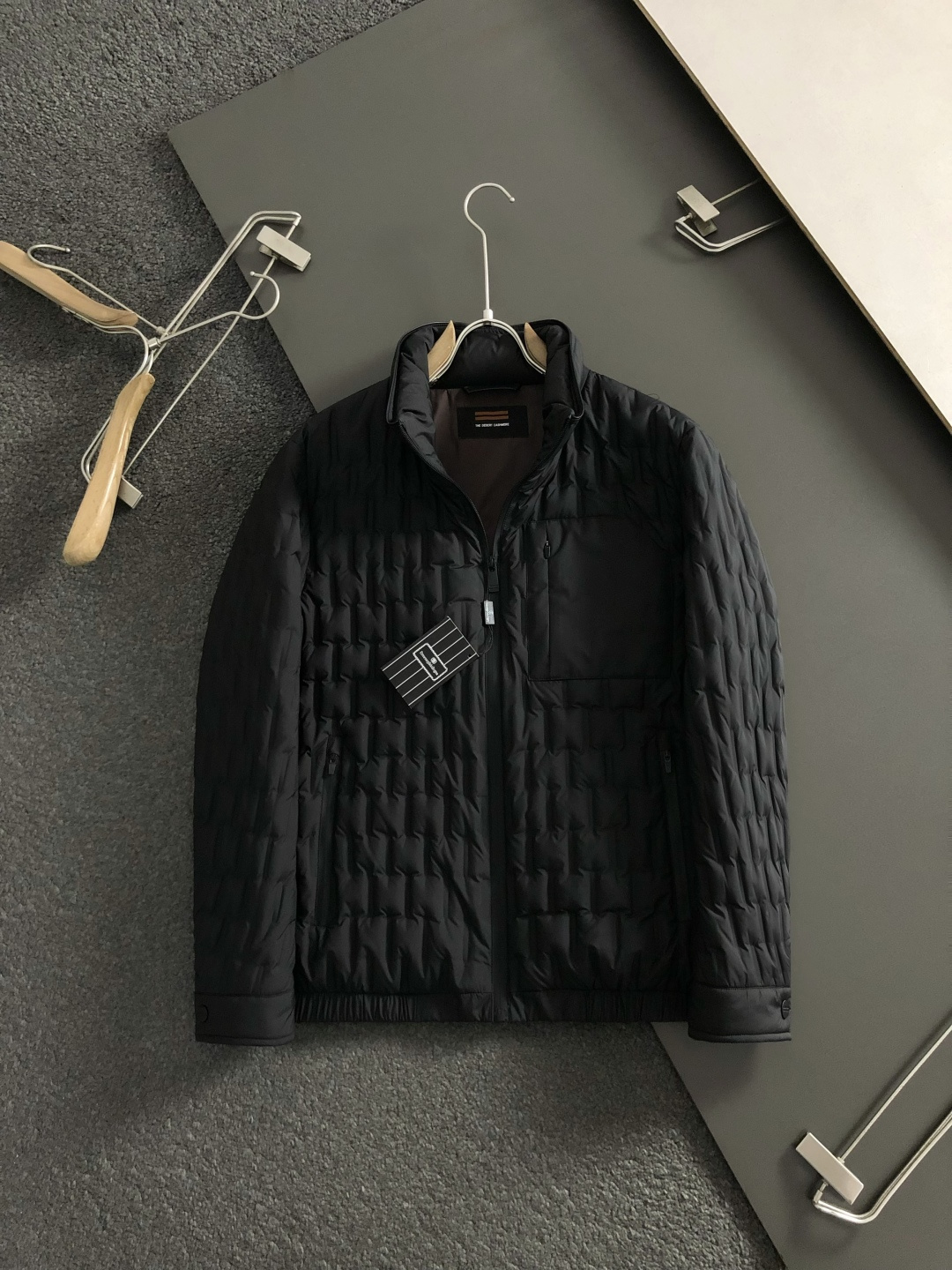 Zeg*合身版型48-5625新款新面料黑色格子简约羽绒服，融合百搭多拉链设计，内里格子布融合金属附件打