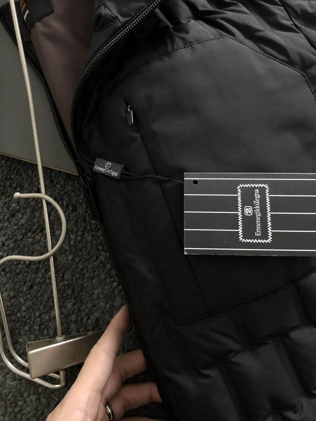 Zeg*合身版型48-5625新款新面料黑色格子简约羽绒服，融合百搭多拉链设计，内里格子布融合金属附件打