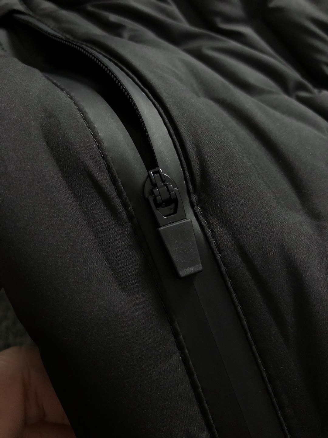 Zeg*合身版型48-5625新款新面料黑色格子简约羽绒服，融合百搭多拉链设计，内里格子布融合金属附件打