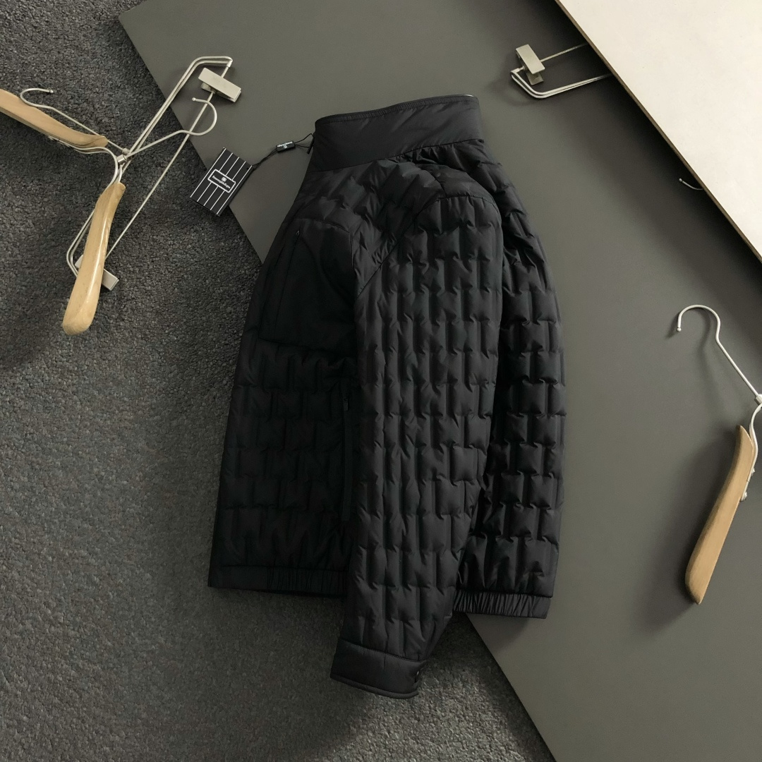 Zeg*合身版型48-5625新款新面料黑色格子简约羽绒服，融合百搭多拉链设计，内里格子布融合金属附件打