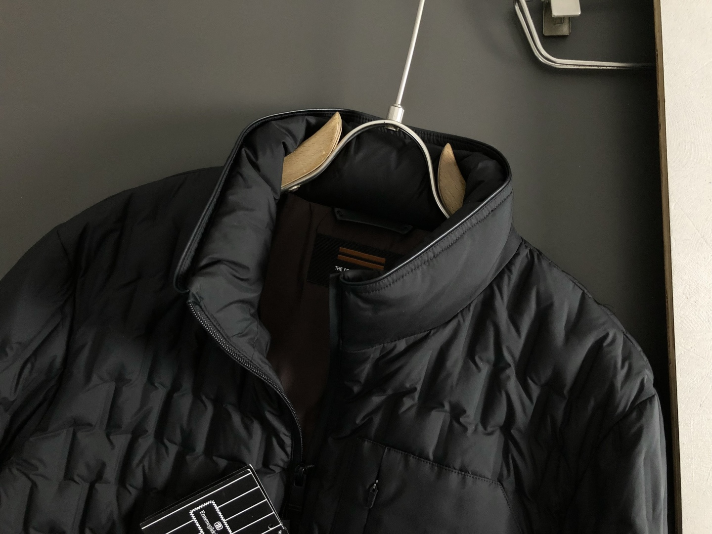 Zeg*合身版型48-5625新款新面料黑色格子简约羽绒服，融合百搭多拉链设计，内里格子布融合金属附件打