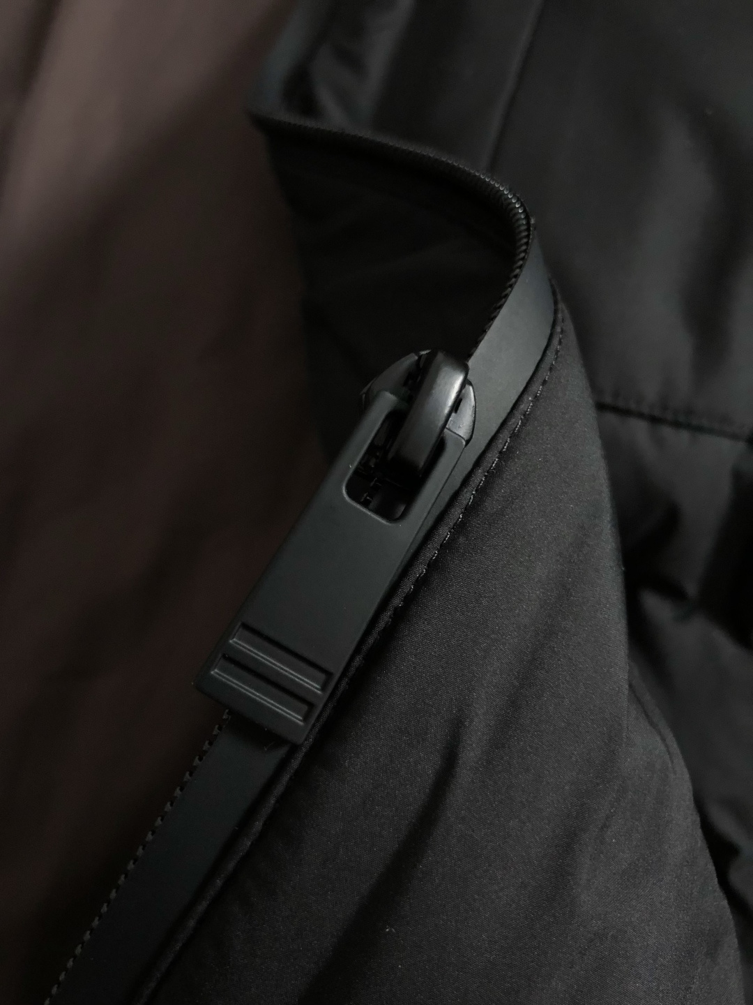 Zeg*合身版型48-5625新款新面料黑色格子简约羽绒服，融合百搭多拉链设计，内里格子布融合金属附件打