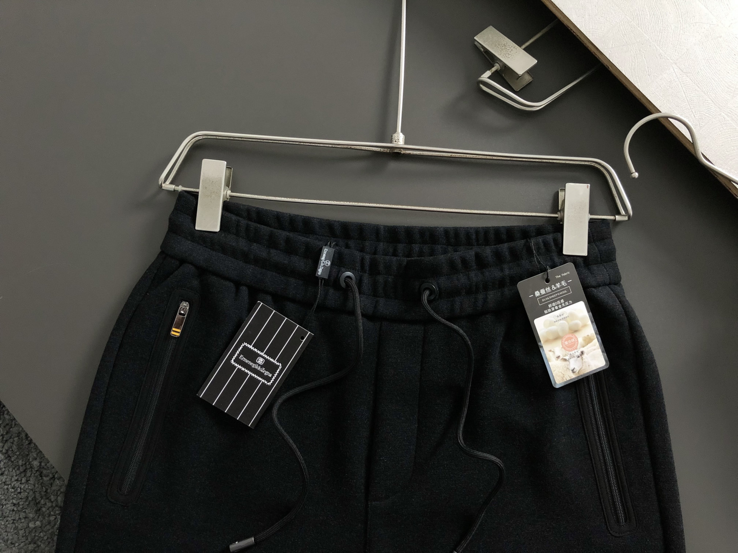 Zeg*合身版型29-362025秋冬老钱羊男休闲裤，以经典简约为主调，巧妙融入专柜五金辅料元素，打破传