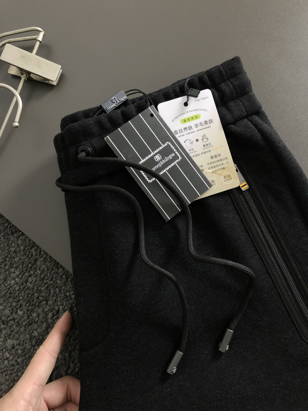 Zeg*合身版型29-362025秋冬老钱羊男休闲裤，以经典简约为主调，巧妙融入专柜五金辅料元素，打破传