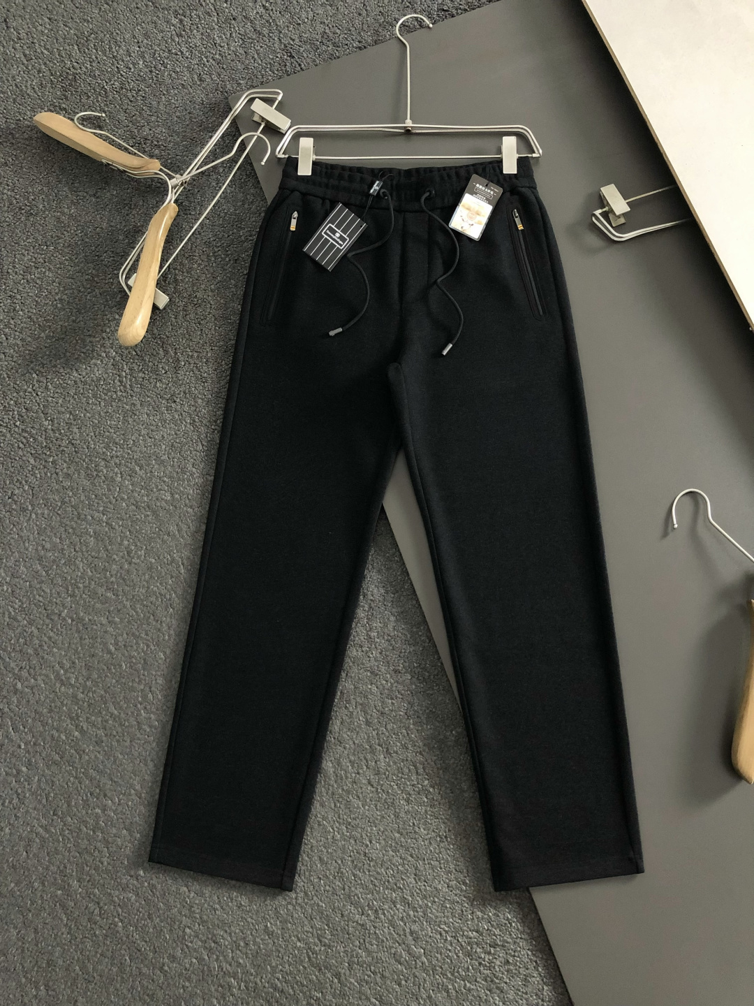 Zeg*合身版型29-362025秋冬老钱羊男休闲裤，以经典简约为主调，巧妙融入专柜五金辅料元素，打破传