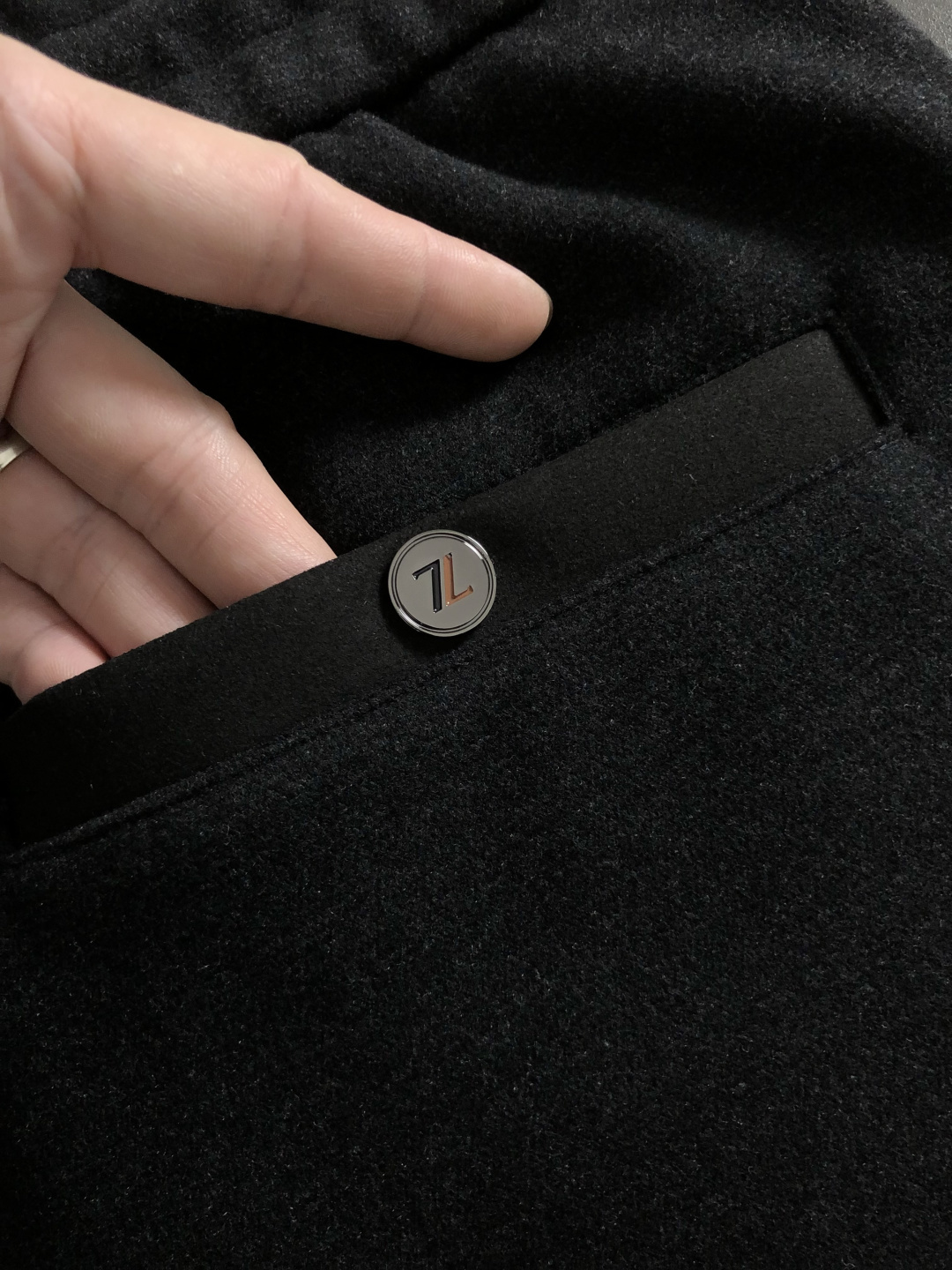 Zeg*合身版型29-362025秋冬老钱羊男休闲裤，以经典简约为主调，巧妙融入专柜五金辅料元素，打破传