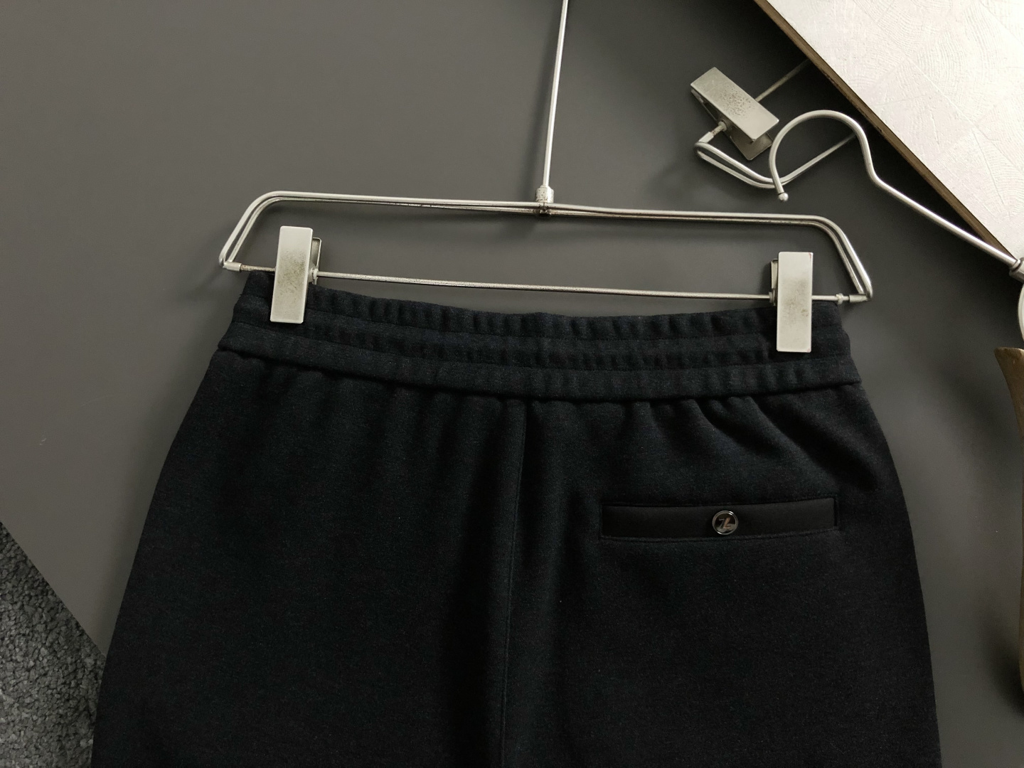Zeg*合身版型29-362025秋冬老钱羊男休闲裤，以经典简约为主调，巧妙融入专柜五金辅料元素，打破传